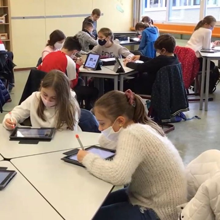 Schüler lesen Zeitung
