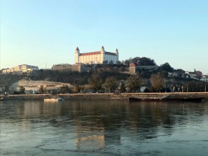 Blick über die Donau auf die Burg Bratislava