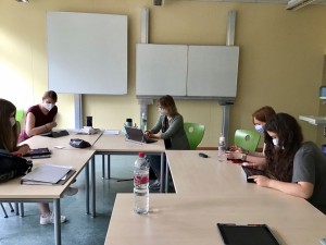 Schüler:innen und Lehrer:innen bei der Arbeit am Projekt