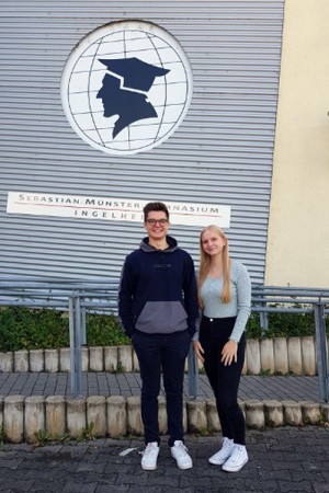 Schülersprecher-Team: Lennard Bäuml (12 E1) und Sarah Naab (12 Sk1) 