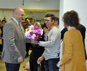 Der Personalrat überreicht Blumen