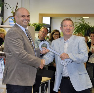 Die Schlüsselübergabe durch Herrn Schwowalter