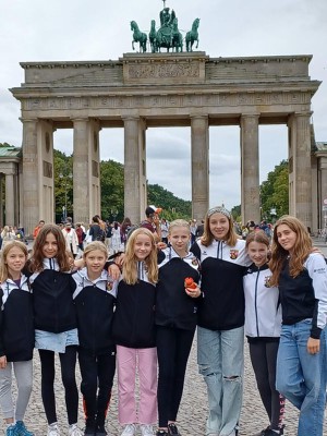 Sport und Sightseeing: Sally Straub, Helena Fuhr, Sofiya Luchko, Lara Dietrich, Sarah Wedel, Greta Wessinghage, Kate Schröder, Sofia Malatesti (von links) vor dem Brandenburger Tor.  