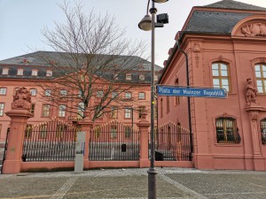 „Platz der Mainzer Republik“ vor dem Landtag Rheinland Pfalz