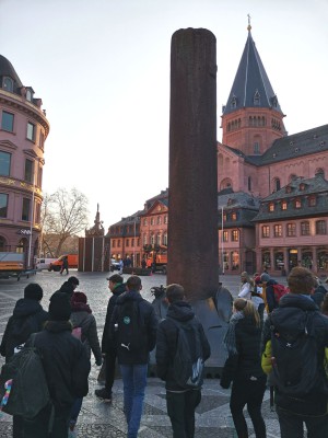 Die „Heunensäule“ auf dem Domplatz