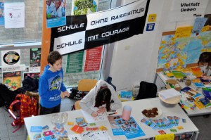 Infostand der AG Schule ohne Rassismus - Schule mit Courage