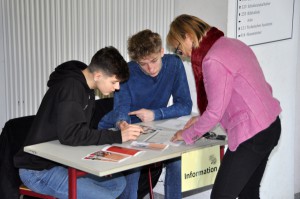 Infostand im Schulgebäude