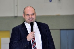 Schulleiter Dr. M. Frings begrüßt die Anwesenden in der Turnhalle