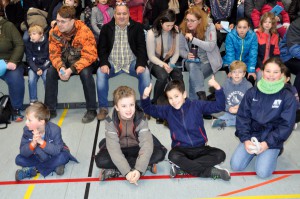 Besucherinnen und Besucher in der Turnhalle 