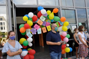 Der Schulleiter nimmt die Neuankömmlinge in Empfang